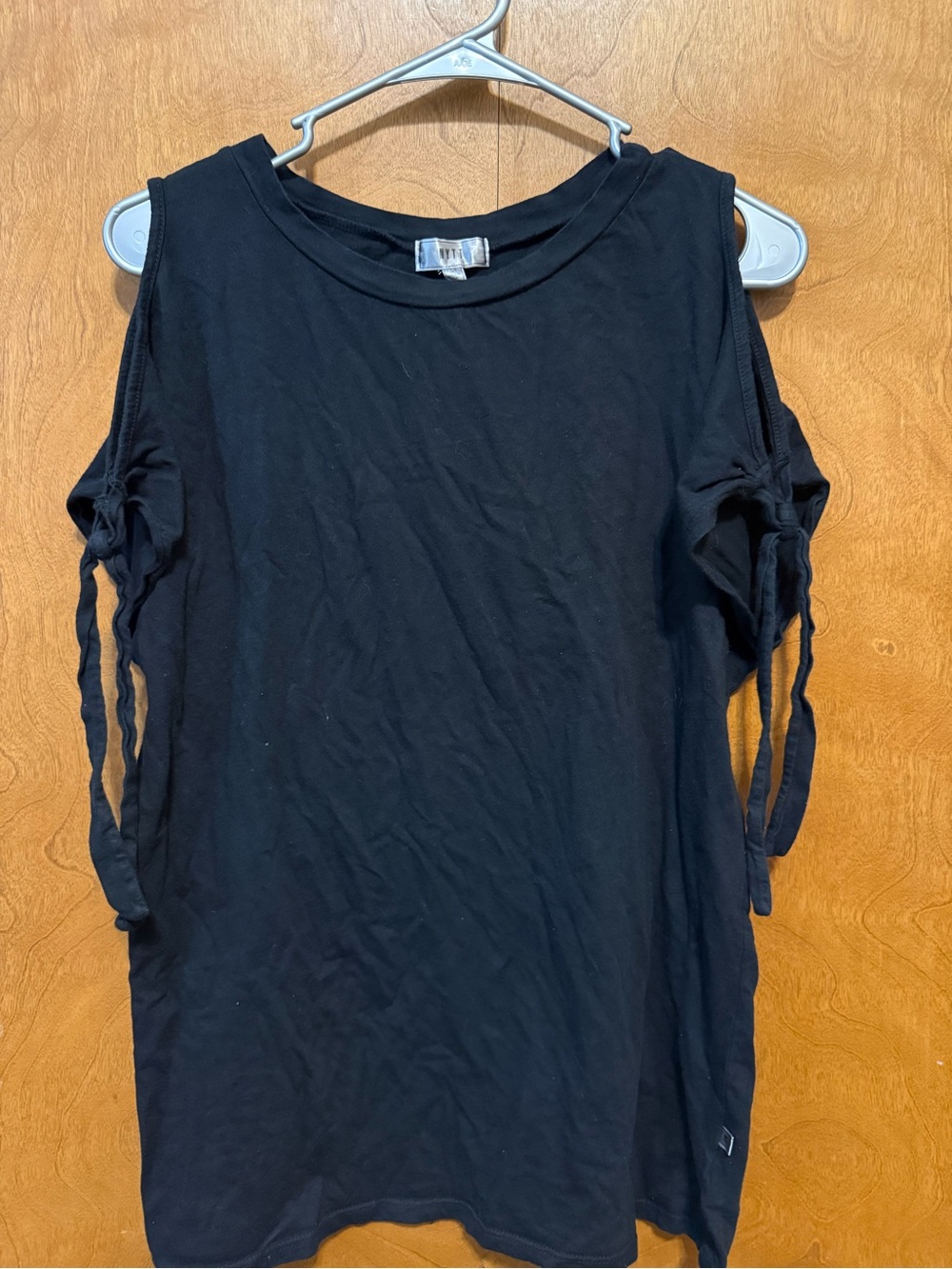 NYTT Black Cold-Shoulder Tank with Sleeve Ties